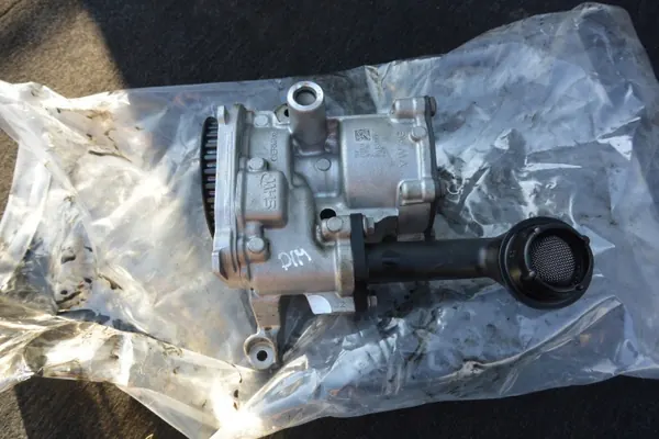 Öljypumppu OEM 04L145208T VW 2.0 TDI:lle image 2