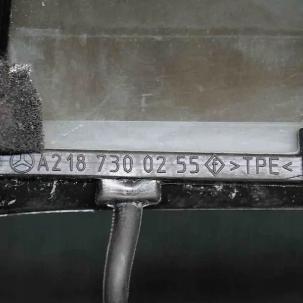 Vitre arrière droite d'occasion OEM A2187300255 Mercedes image 3