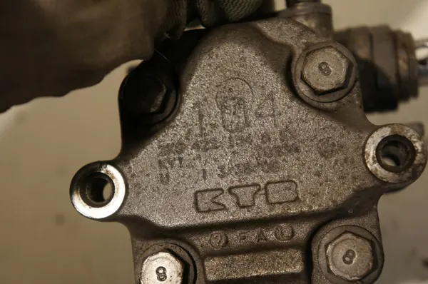 Bomba de direção assistida VW Caddy 1.9TDI 2006 image 4