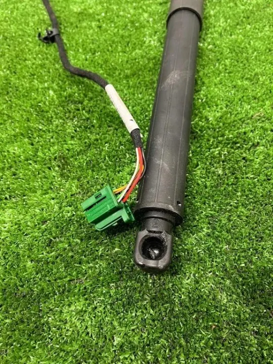 Rechter kofferbakactuator OEM A1678903600 Mercedes-Benz image 4
