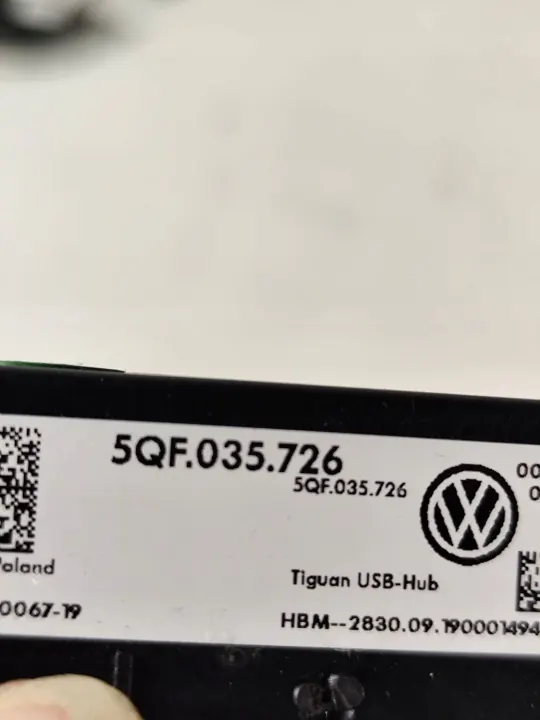 USB-pistorasia OEM 5QF035726 VW Tiguan II:lle image 6