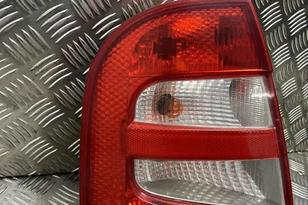 Lámpara trasera izquierda SKODA FABIA I 6Y6945111B image 2