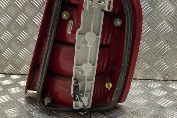 Lámpara trasera izquierda SKODA FABIA I 6Y6945111B image 3