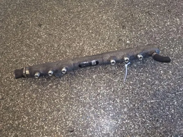 Carril de inyección Volvo OE usado OEM 8699179 image 2