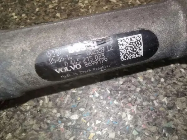 Carril de inyección Volvo OE usado OEM 8699179 image 3
