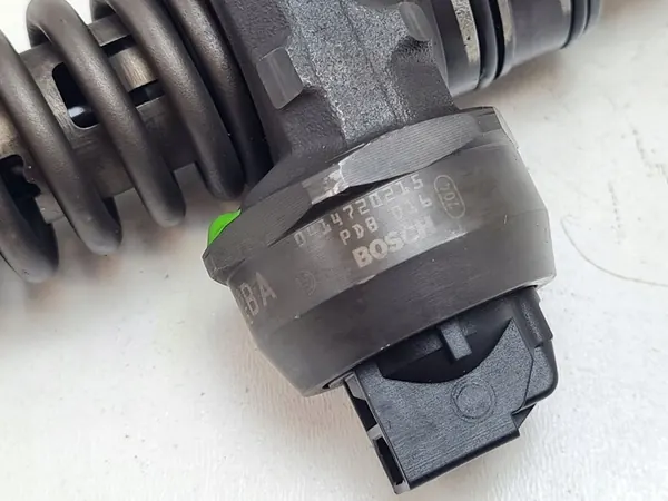 Iniettore carburante VW Golf V PASSAT B6 2.0 TDI 038130073G image 7