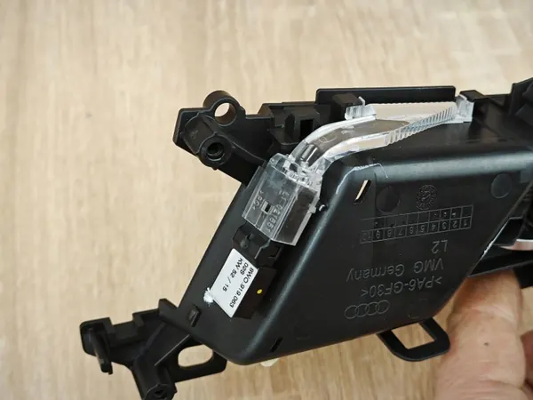OEM 8W0839019A Poignée Porte Arrière Gauche Éclairée Audi A4 B9 image 4
