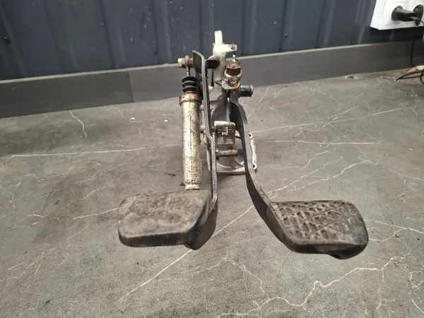 Gebruikte Mercedes-Benz rempedaal OEM pedal hamulca mercedes w123 image 2