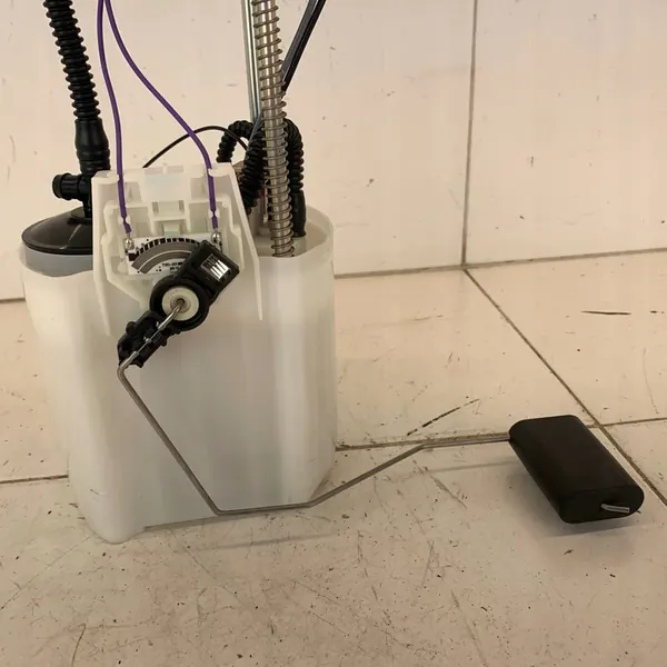 Brandstofpomp Dodge RAM V 1500 Laramie 5.7 HEMI 2019-2023 OEM image 3