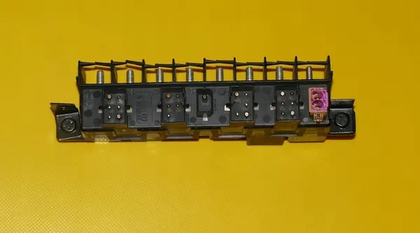 Relälista Audi A8 D2 3.7 V8 230HV 94-98 4A0941822 image 3