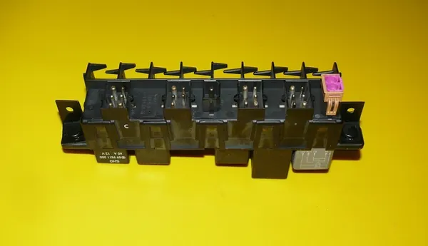 Relälista Audi A8 D2 3.7 V8 230HV 94-98 4A0941822 image 4