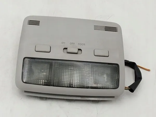OEM 81263-05230 Voorste Interieurverlichting Toyota Avensis II image 2