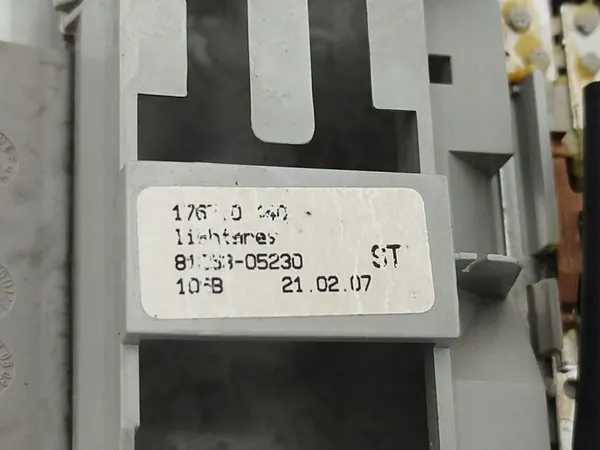 OEM 81263-05230 Voorste Interieurverlichting Toyota Avensis II image 3