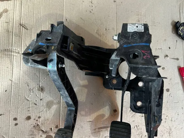 Kopplings- & Bromspedaler OEM 465104099 - Begagnad image 3