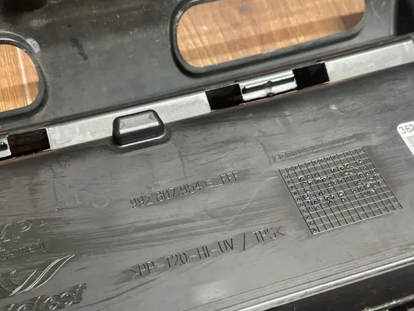 Porsche 911 992 luftkanalskydd OEM 992807954E image 8