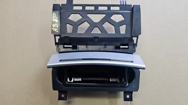 Cinzeiro Dianteiro Audi A3 8P FL OEM 8P0857951 image 3
