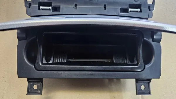 Cinzeiro Dianteiro Audi A3 8P FL OEM 8P0857951 image 4