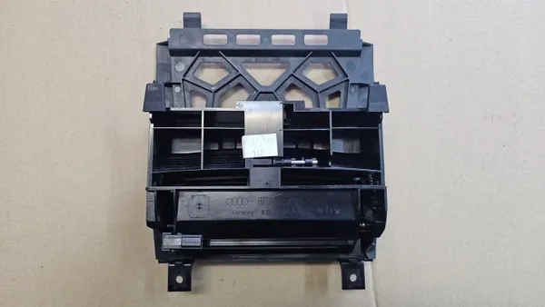Cinzeiro Dianteiro Audi A3 8P FL OEM 8P0857951 image 5