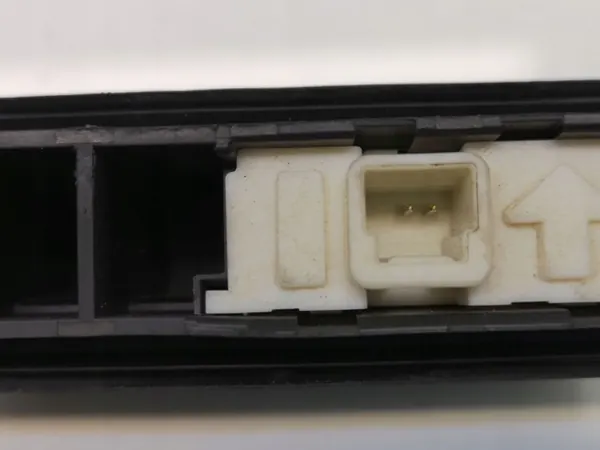 Tirador de maletero Toyota Yaris OEM FRC26660 image 3