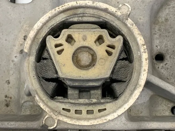 Soporte motor OEM 3C0199369H para VW Passat B7 2.0 image 4
