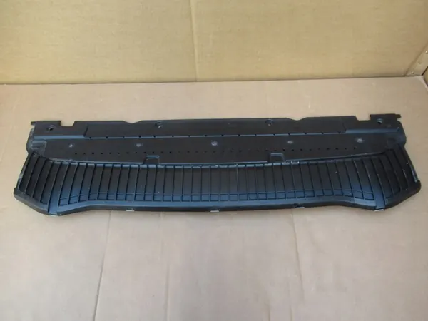 AUDI A5 8T LIFT S-LINE Stötfångarskydd 8T0807611A image 2