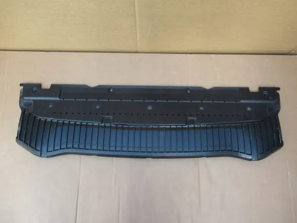 AUDI A5 8T LIFT S-LINE Stötfångarskydd 8T0807611A image 3