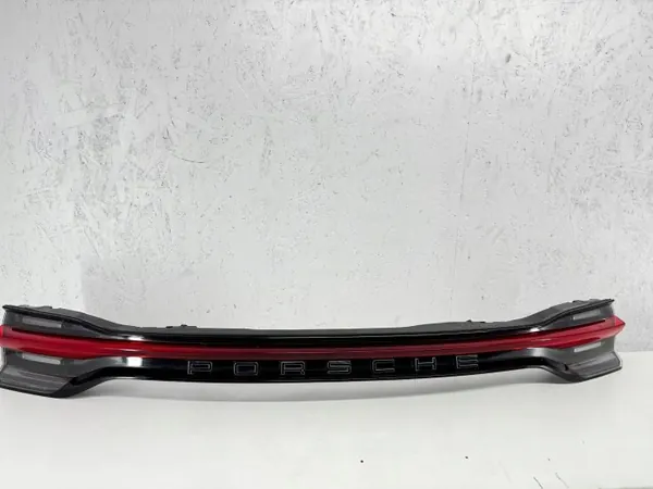 Porsche Macan Takaspoileri OEM 95B945208HY Käytetty image 2