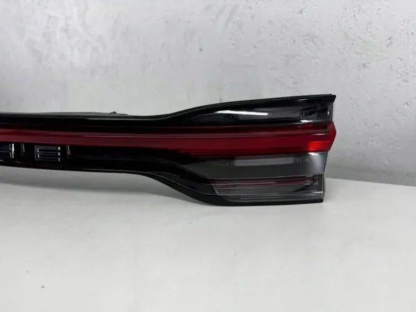 Porsche Macan Takaspoileri OEM 95B945208HY Käytetty image 3