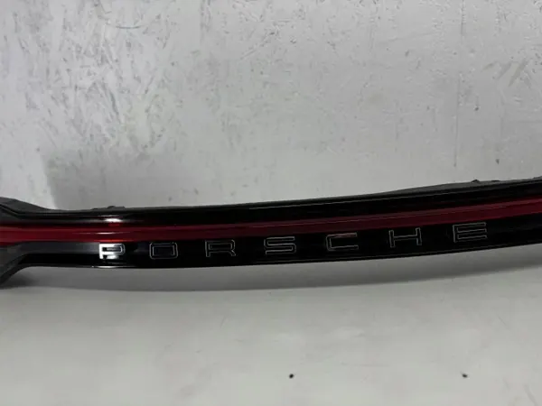 Porsche Macan Takaspoileri OEM 95B945208HY Käytetty image 4