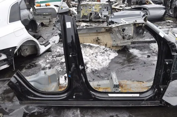 Volvo XC40 A/B/C-pilari Oikea Pitkä OEM KFDV image 2