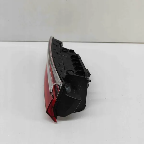Skoda Karoq 2023 Luz trasera izquierda del maletero image 2