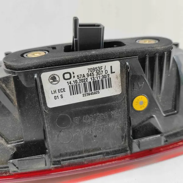 Skoda Karoq 2023 Luz trasera izquierda del maletero image 6