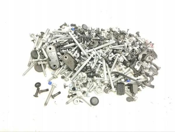 Porsche OE Ruuvi OEM 228320 Taycan 4S 2022 image 3