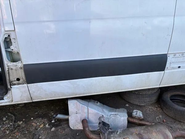 Liste gauche centrale Mercedes Sprinter OEM A9106905300 image 2