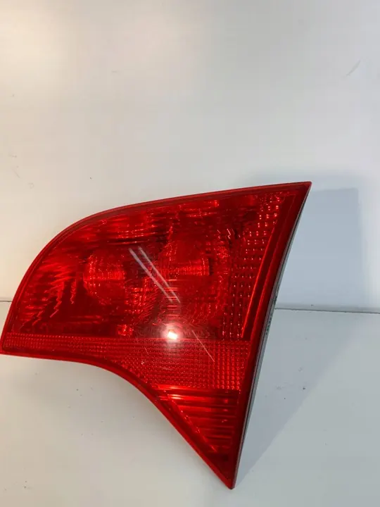 Audi A4 B7 8E 8H Luz de maletero Derecha image 2