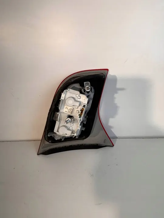 Audi A4 B7 8E 8H Luz de maletero Derecha image 3