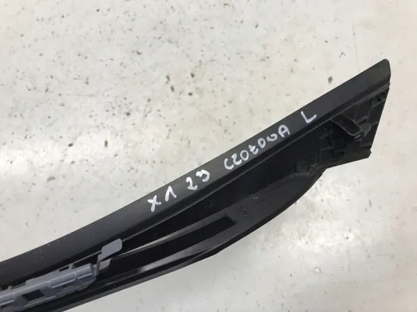 BMW X1 U11 2023 Moldura Parabrisas Delantera Izq OEM 9478897 image 3