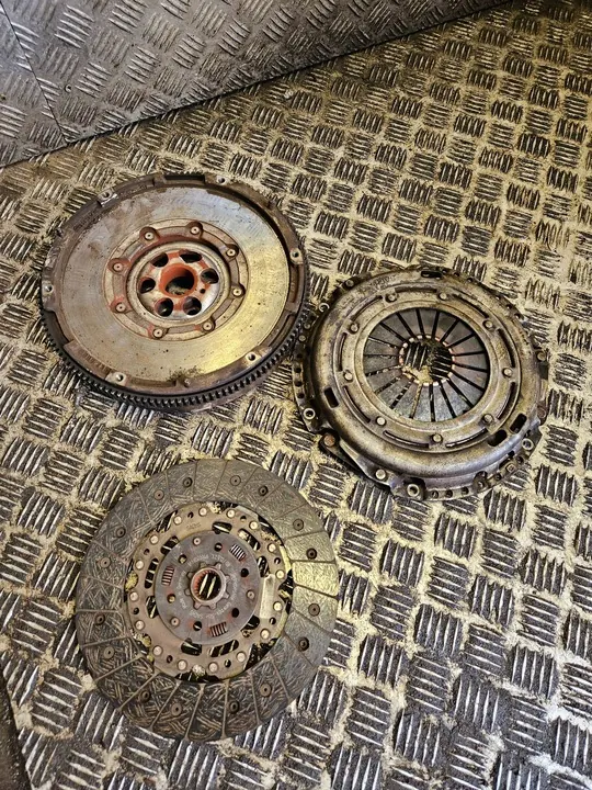 Volante bimassa VW 03L105266A image 2