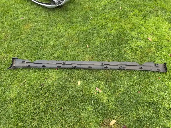 TESLA MODEL 3 Right Side Sill Cover OEM 1089829-00-D image 2