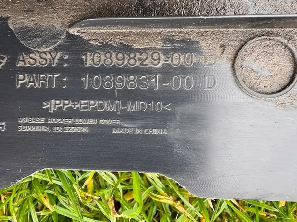 TESLA MODEL 3 Right Side Sill Cover OEM 1089829-00-D image 3