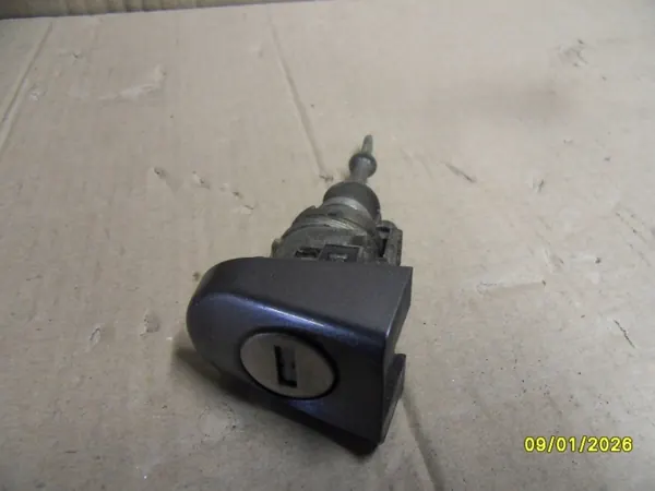 Insert de serrure porte avant gauche VW Touran I OEM 1T0837167A/168A image 2