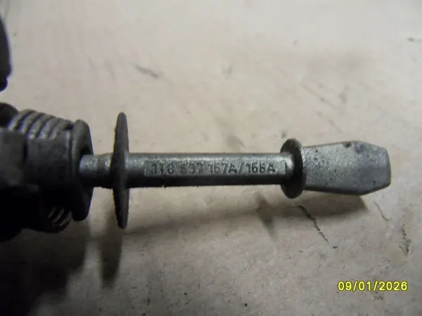 Insert de serrure porte avant gauche VW Touran I OEM 1T0837167A/168A image 3