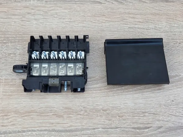 RENAULT MEGANE IV Accuzekering Relais 241148160R image 1