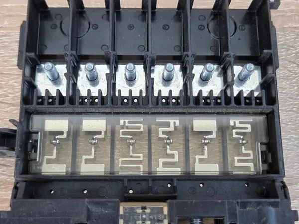 RENAULT MEGANE IV Accuzekering Relais 241148160R image 2