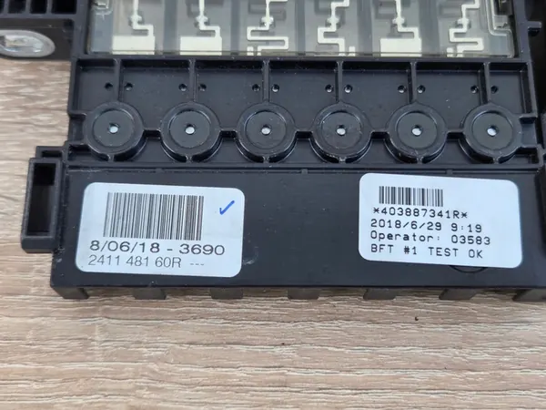 RENAULT MEGANE IV Accuzekering Relais 241148160R image 5