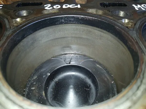 Moottorilohko alaosa OEM mercedes413 2.0 DCI image 3
