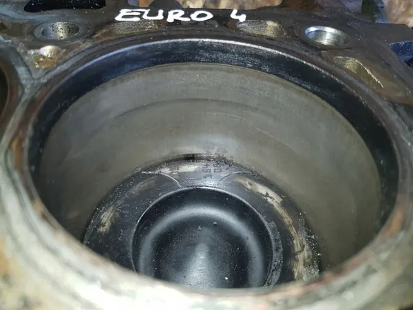 Moottorilohko alaosa OEM mercedes413 2.0 DCI image 5