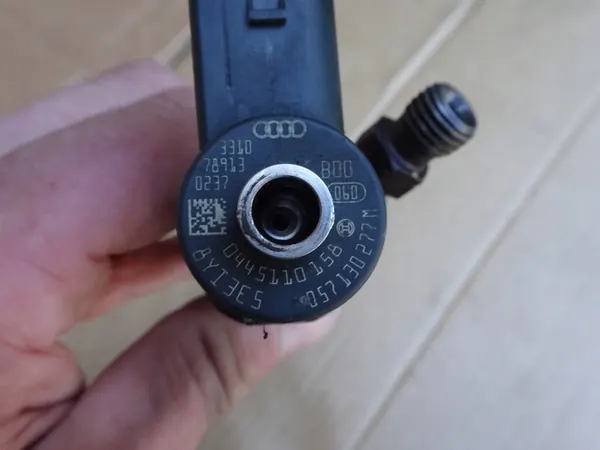 Iniettore AUDI A8 D3 4.0 TDI 057130277M image 2