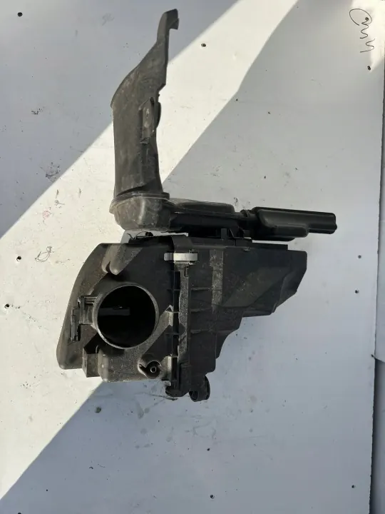Mazda Luchtfilterhuis OEM SH01-133AY Gebruikt image 2