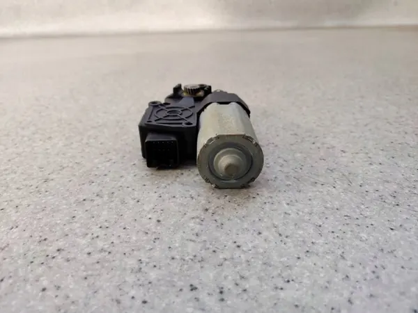 Schiebedachmotor OEM AOP46301 für Mercedes S W221 image 3